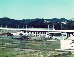 山陽新幹線西厚狭地区路盤その他工事（橋台、高架橋を担当）当社で初めての新幹線工事となった。延長960m、盛土20万m3